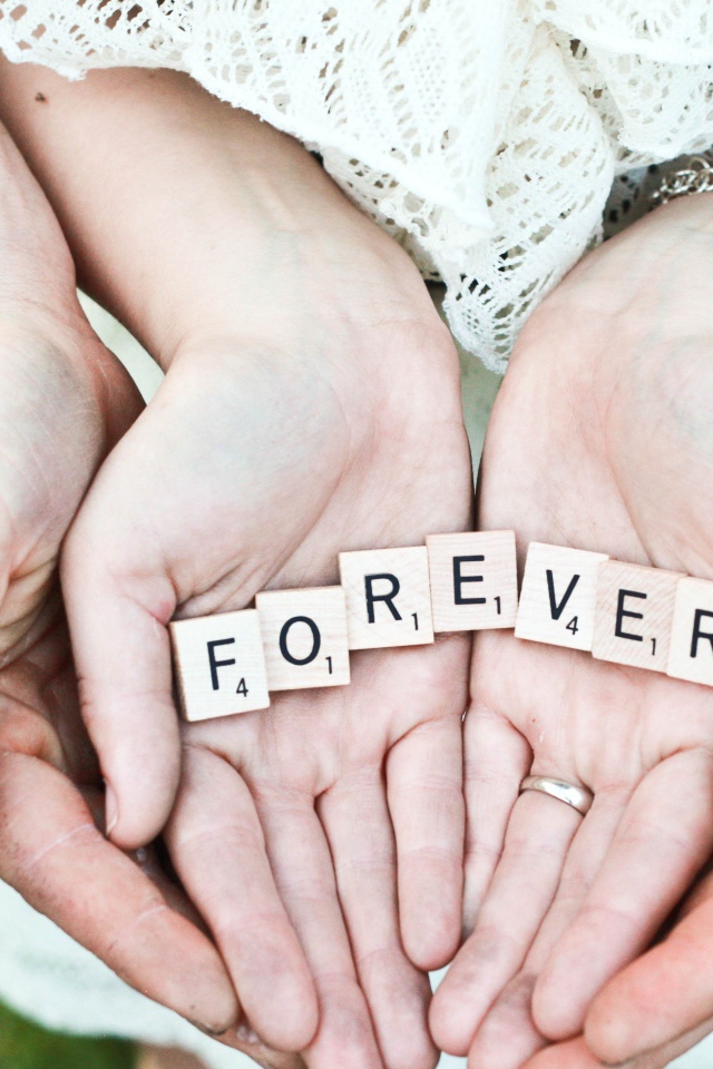 Руки влюбленной пары с надписью FOREVER