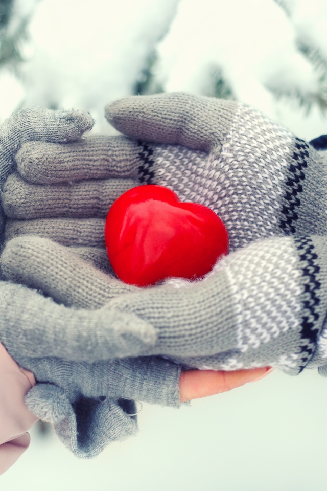 Руки парня и девушка с красным сердечком 