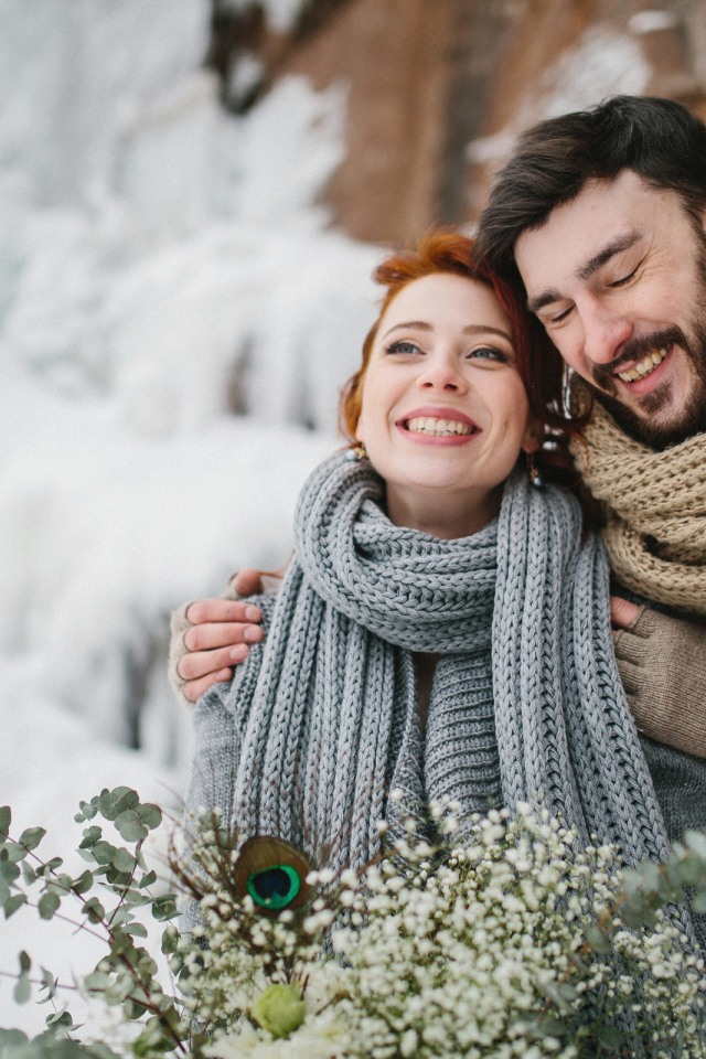 Влюбленная счастливая пара зимой