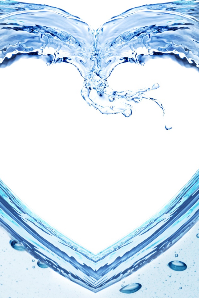 Сердце из воды на белом фоне