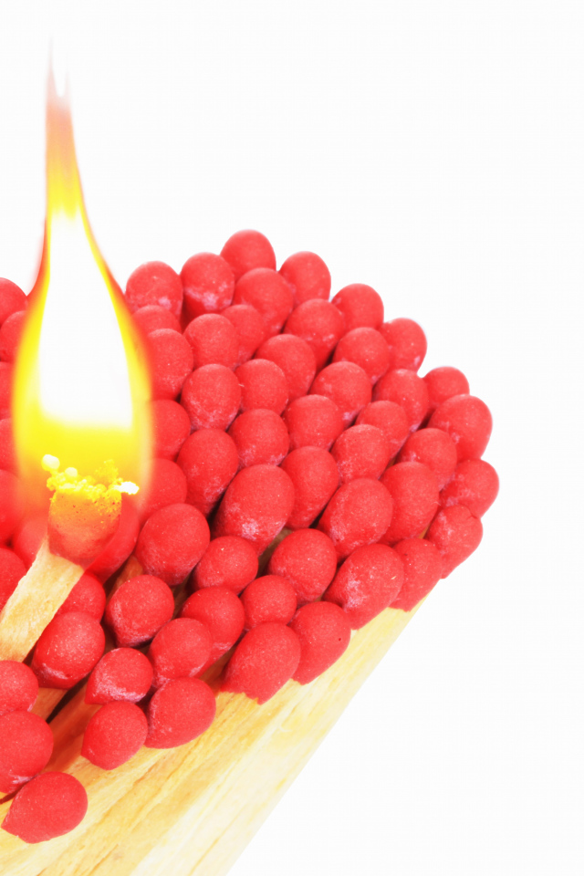 Сердце из спичек с красной серой на белом фоне