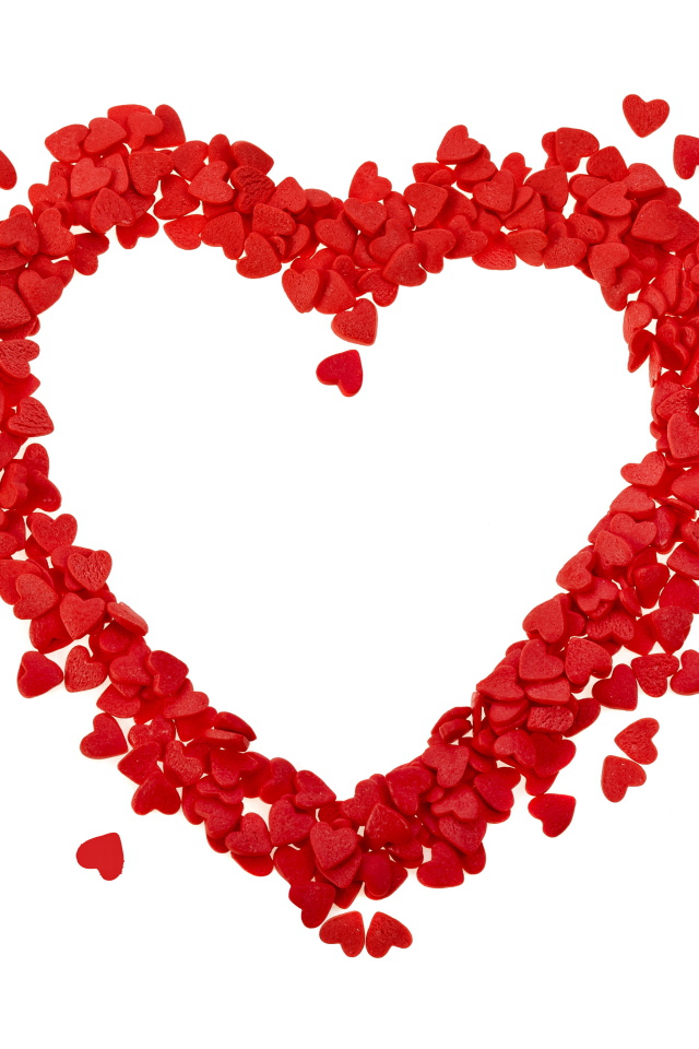 Сердце из маленьких красных сердечек на белом фоне