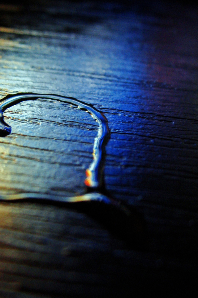 Сердце из воды на деревянной поверхности