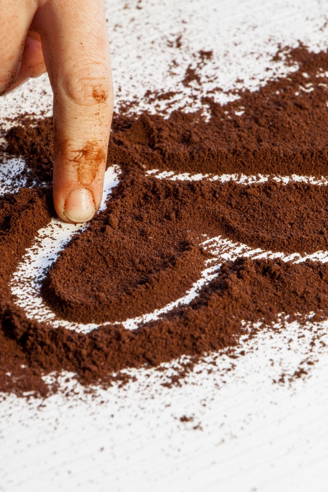 Сердце нарисовано на молотом кофе