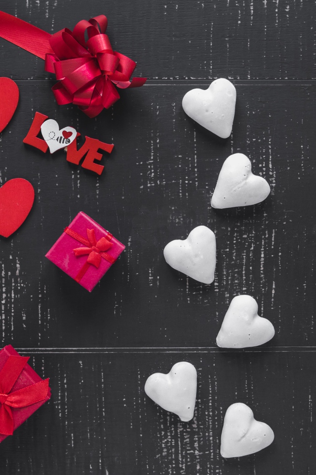 Сердечки с розами и красным бантом на сером фоне