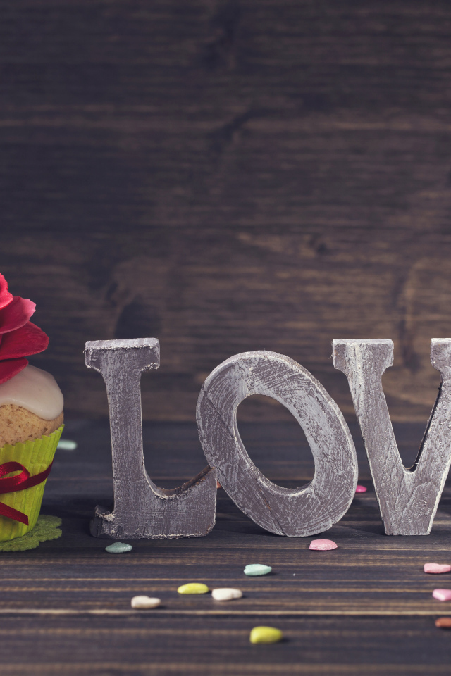 Надпись Любовь с красивым кексом с красным сердцем