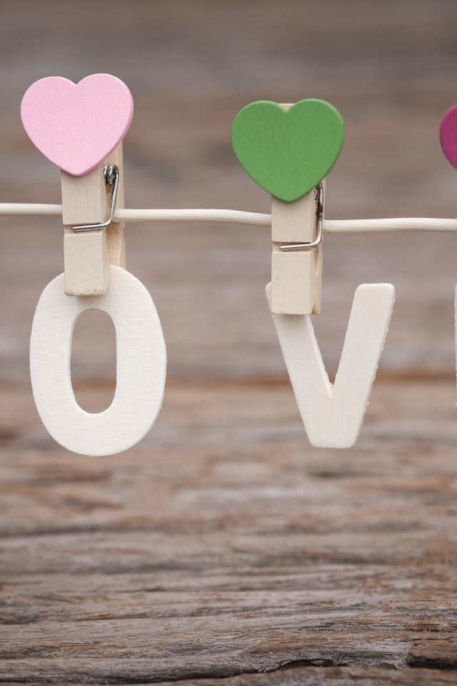 Буквы LOVE на прищепках на веревке