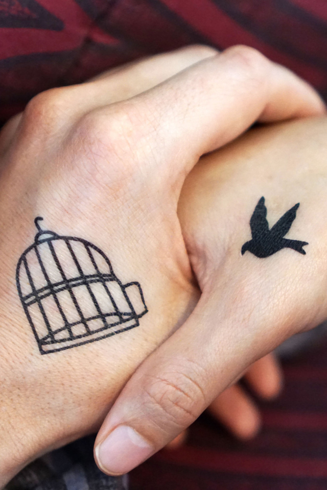 Влюбленная пара с татуировками на руках 