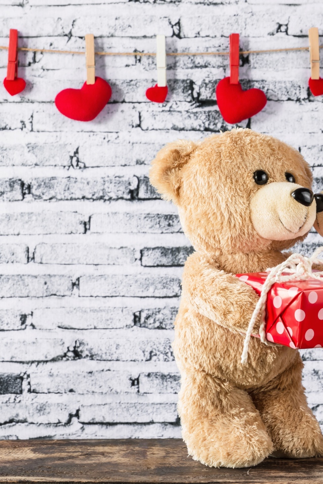 Влюбленные плюшевые мишки на фоне стены с сердечками 