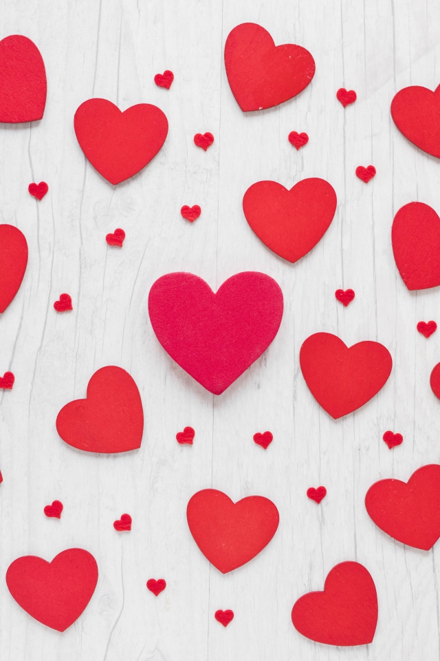 Много красных сердечек на столе с подарками 