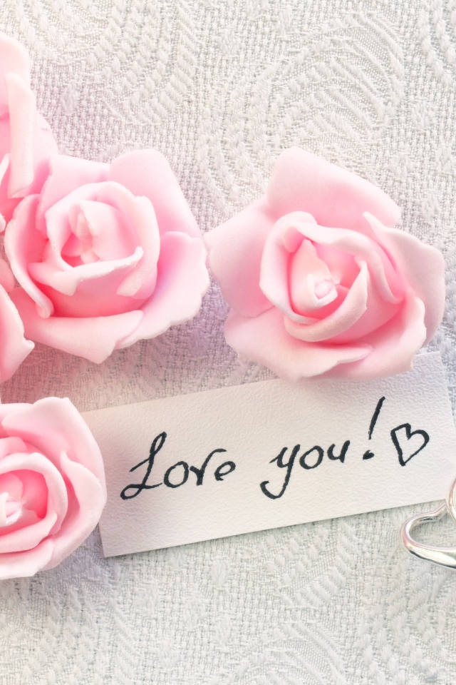 Розовые искусственные розы с сердечками