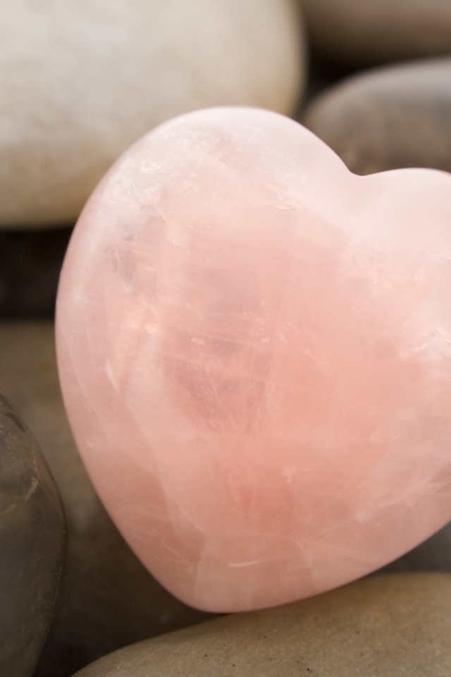 Розовый большой камень в форме сердца