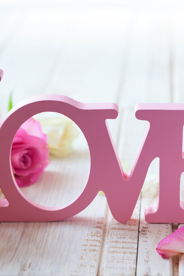 Розовая надпись любовь с нежными белыми и розовыми розами