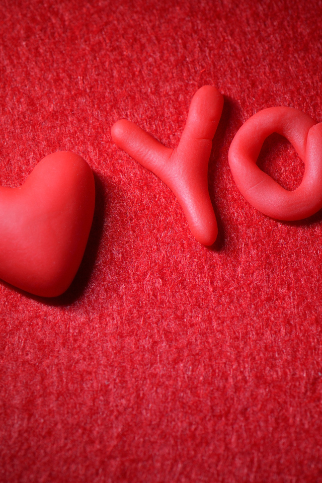 Пластилиновая надпись на красном фоне 