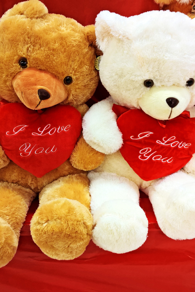Плюшевые игрушечные мишки с сердечками
