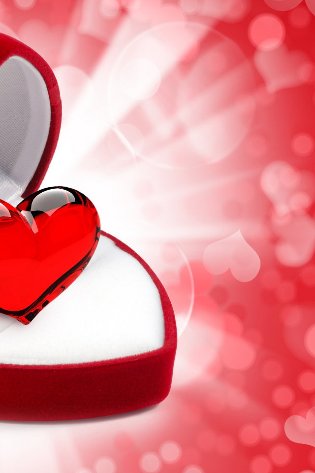 Красное сердце в красной ювелирной коробке