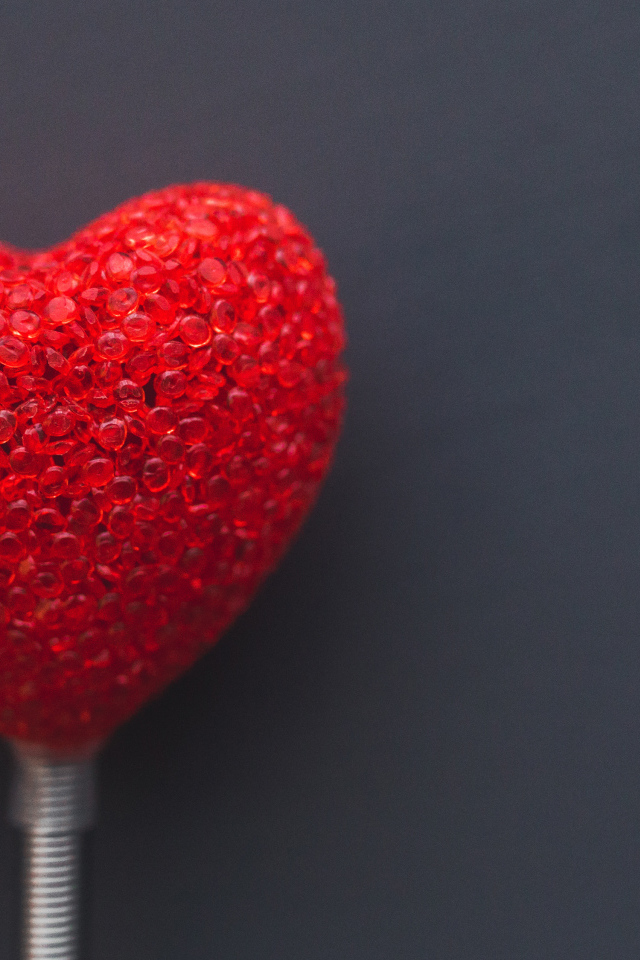 Красное сердечко на сером фоне