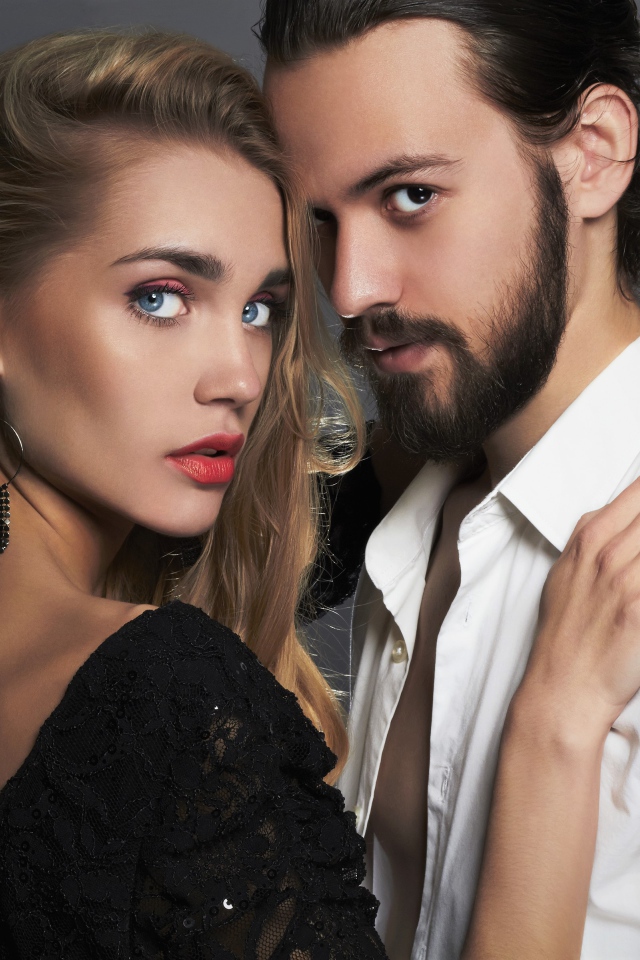 Стильная влюбленная пара на сером фоне