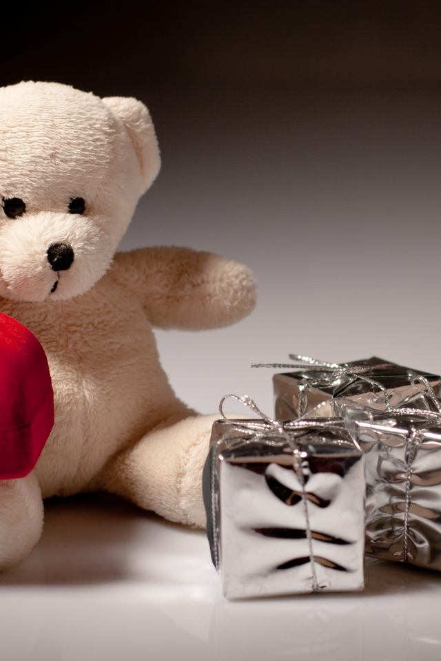 Плюшевый мишка Тедди с красной коробкой для кольца