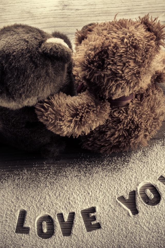 Два медвежонка Тедди на фоне надписи Я тебя люблю 