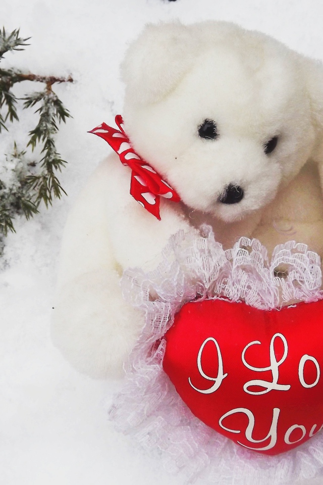 Два белых плюшевых медведя с сердечком
