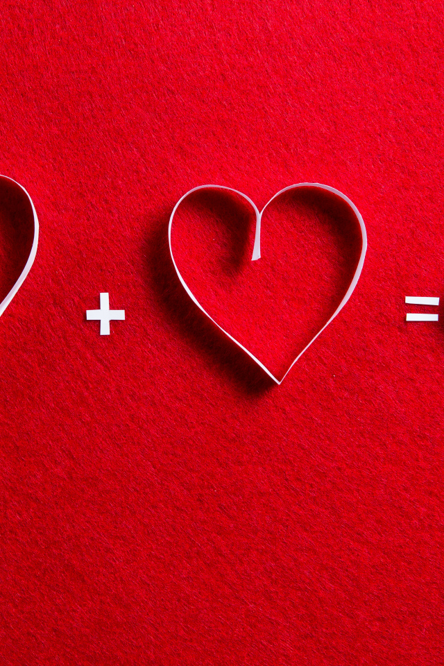 Белые бумажные сердечки на красном фоне