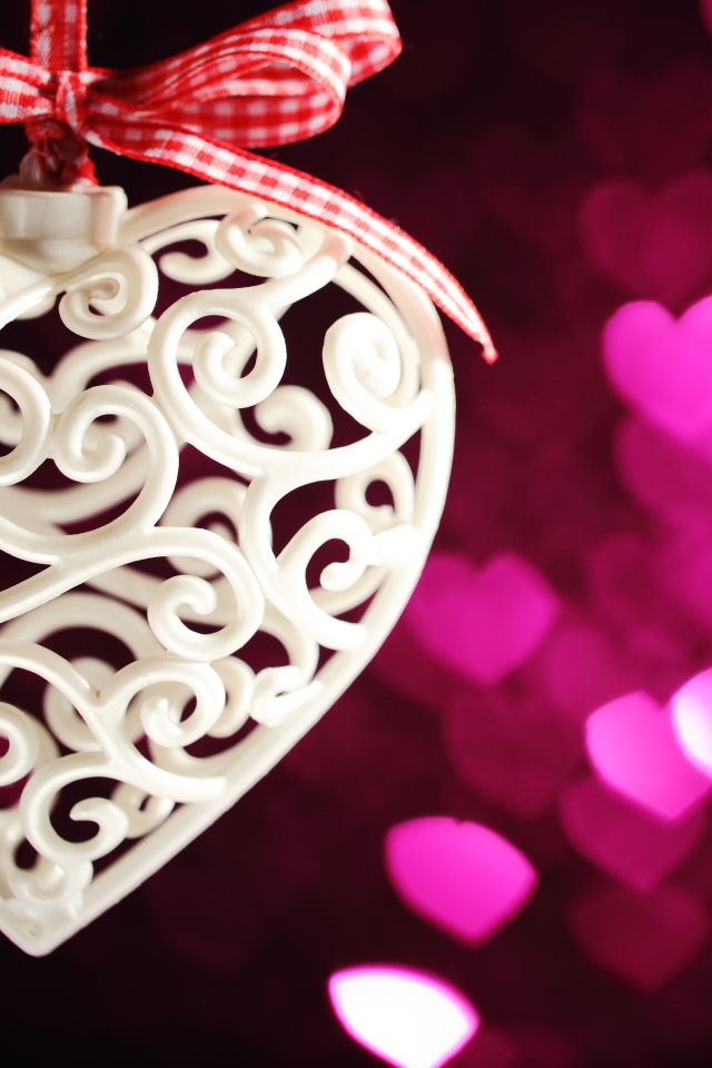 Плетеное белое сердце с бантом 