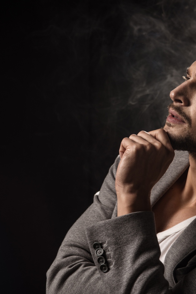 Красивый задумчивый мужчина в сером пиджаке