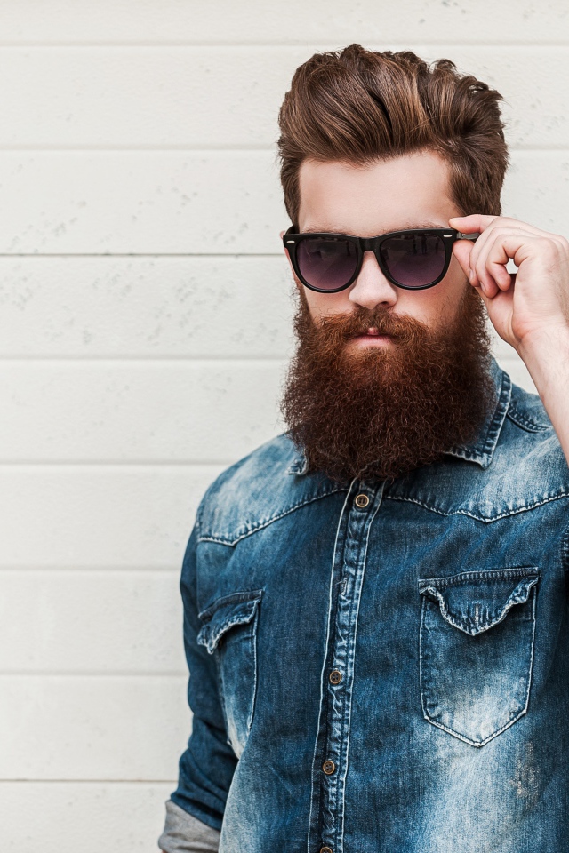 Красивый мужчина с бородой в черных очках 