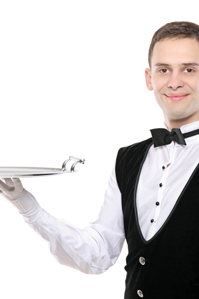 Мужчина официант с подносом в руках на белом фоне