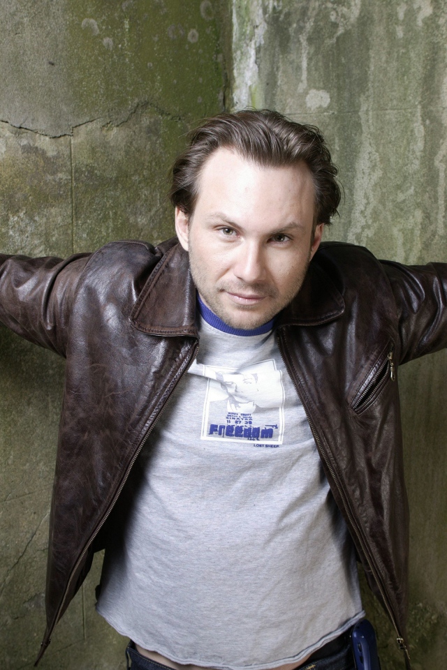 Актер Кристиан Слэйтер в куртке в старой комнате