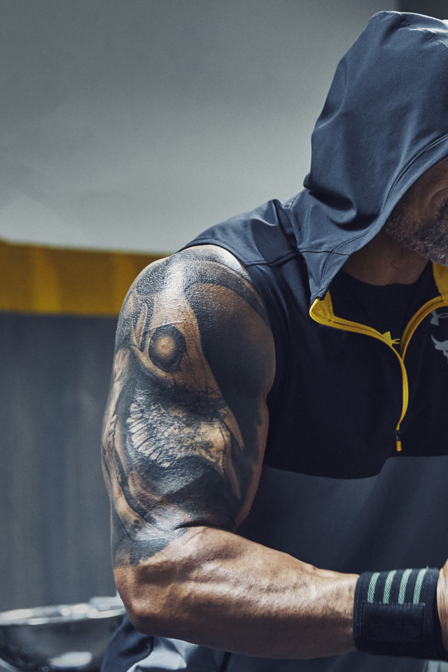 Актер Дуэйн Джонсон занимается в спортзале 