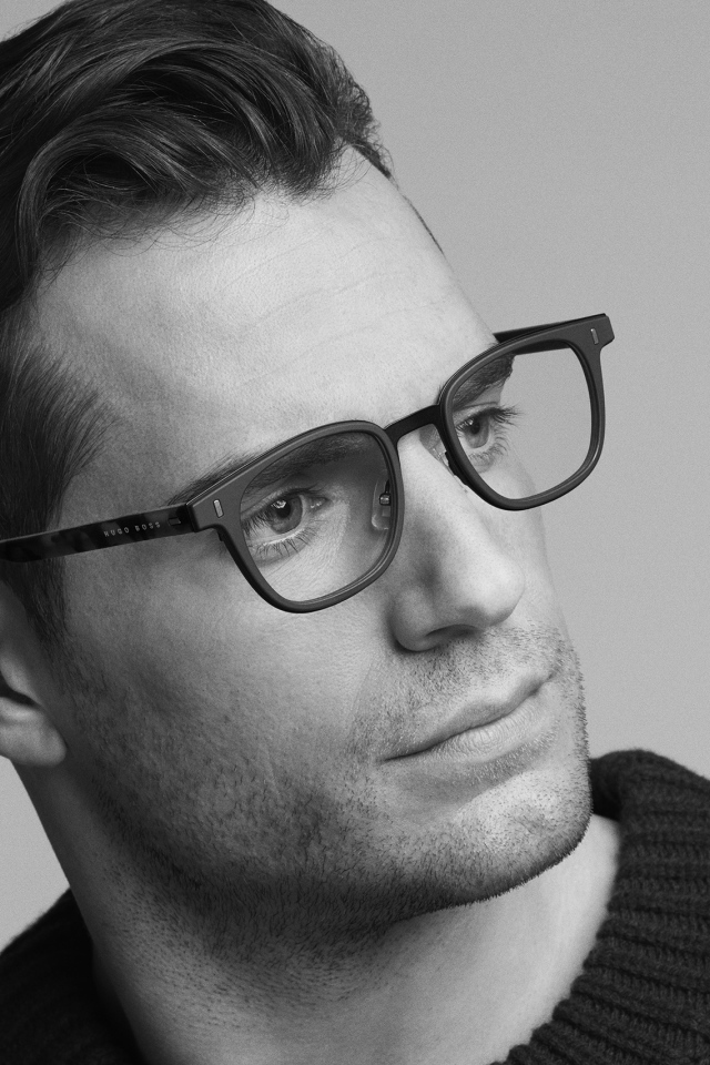 Актер Генри Кавилл в очках черно белое фото 