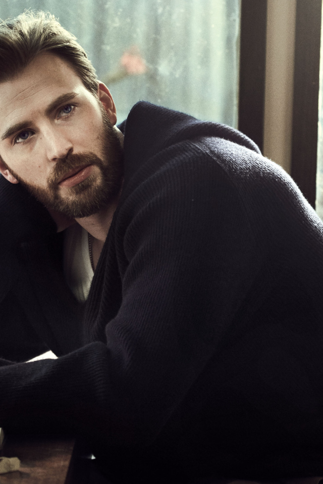 Американский актер Крис Эванс в черном свитере