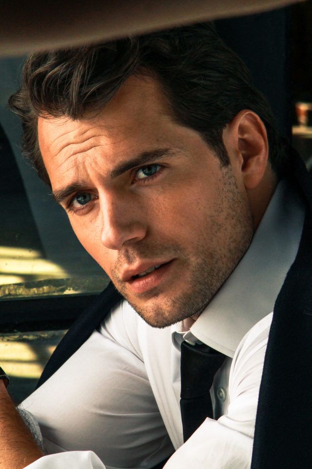 Красивый английский актер Генри Кавилл