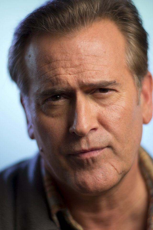 Кареглазый мужчина актер Брюс Кэмпбелл