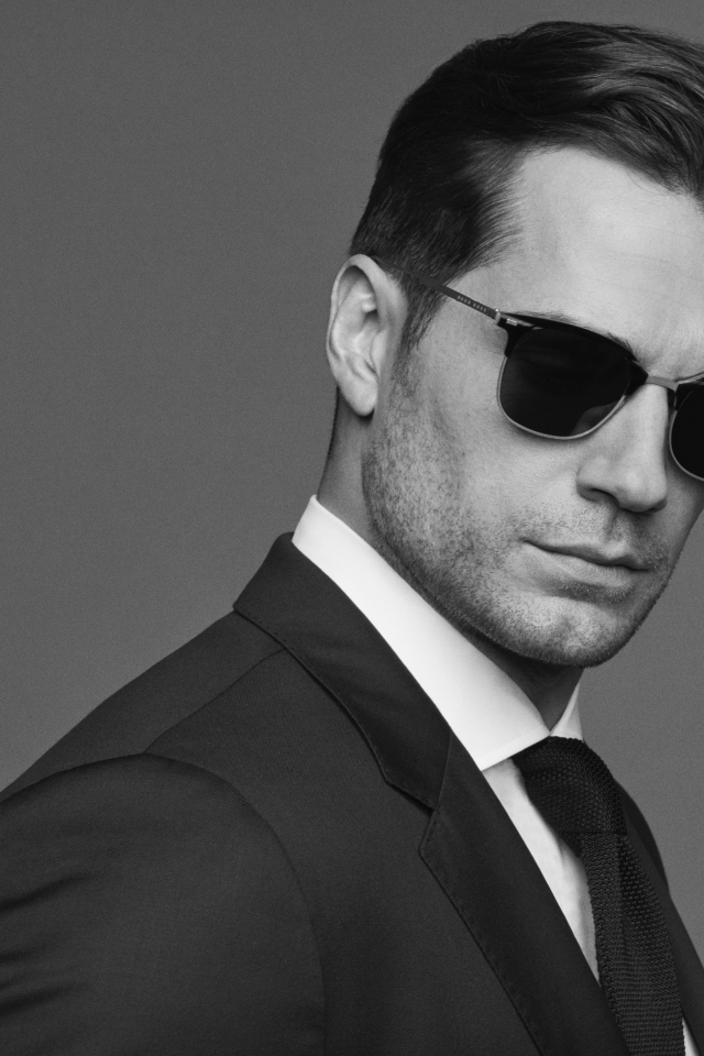 Английский актер Генри Кавилл в черных очках, черно белое фото 