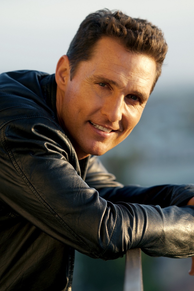 Красивый популярный актер Мэттью Макконахи в черной куртке 