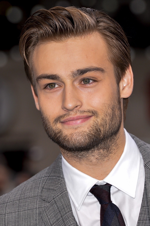 Красивый стильный актер Дуглас Бут в костюме