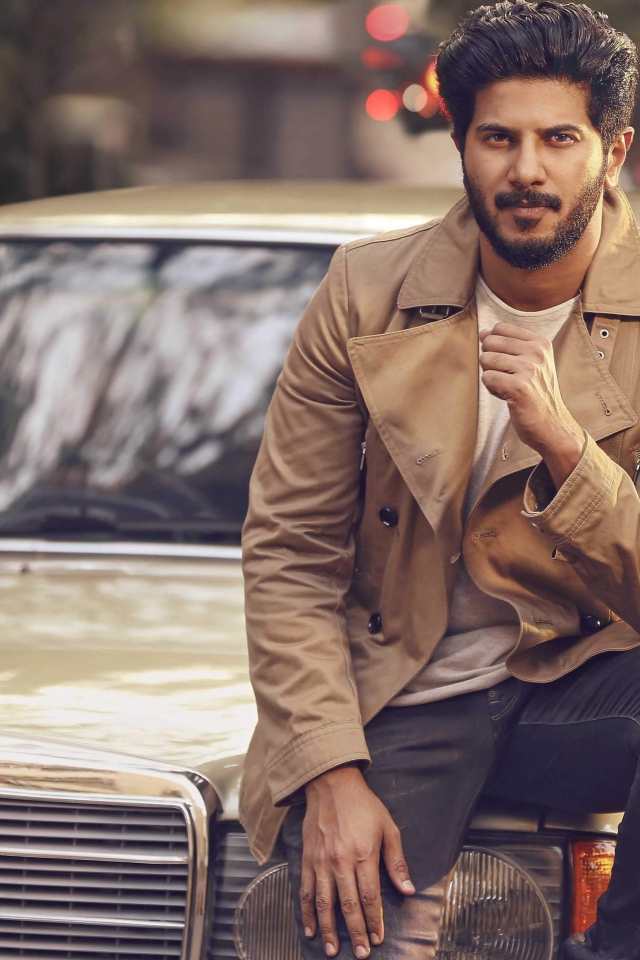 Индийский актер Дулкар Салман сидит на машине