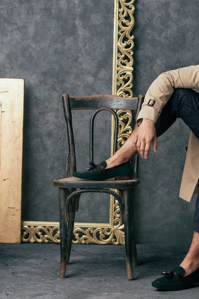 Индийский актер Ранвир Сингх сидит на стуле
