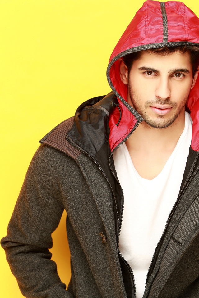 Индийский актер Сидхарт Мальхотра фото на желтом фоне