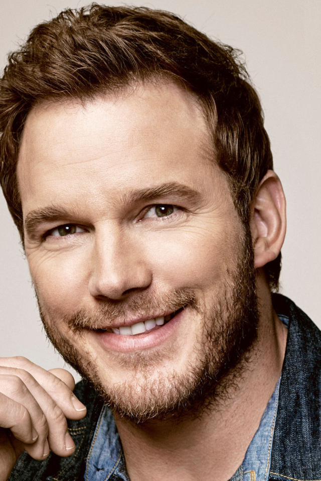 Популярный актер Крис Прэтт улыбается 