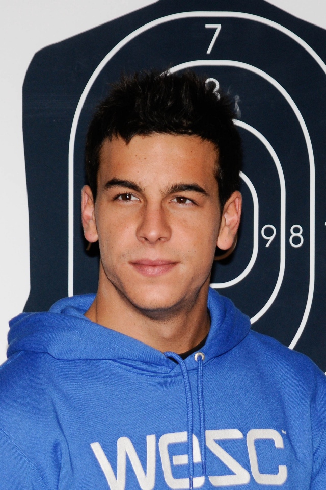 Популярный актер Марио Касас на фоне мишени