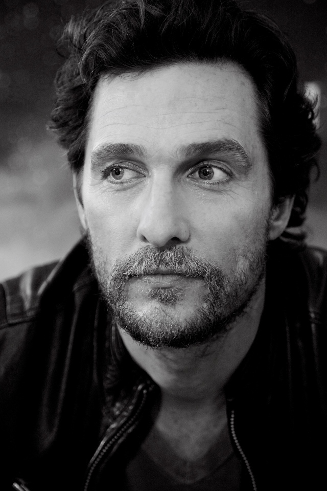 Популярный актер Мэттью Макконахи черно белое фото 