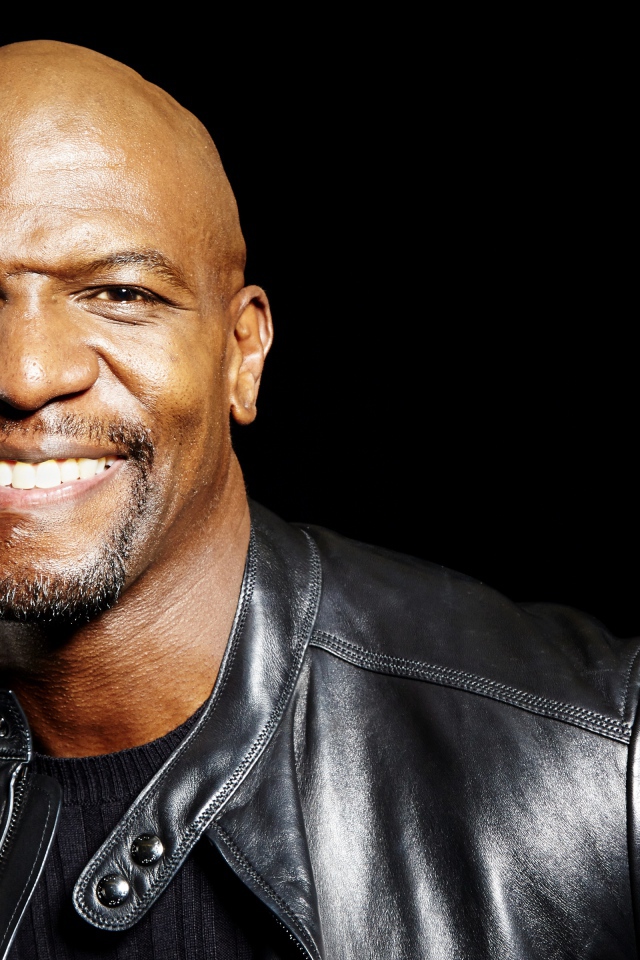 Популярный актер Терри Крюс в кожаной куртке на черном фоне