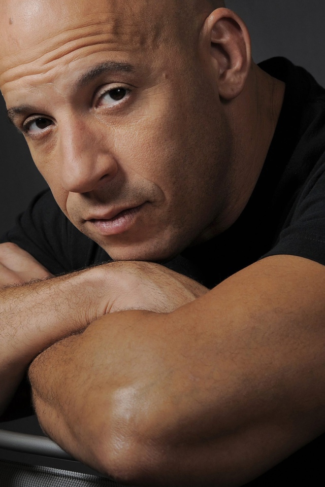 Популярный  актер Вин Дизель в черной майке