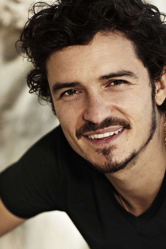 Улыбающийся мужчина, красивый популярный актер Орландо Блум