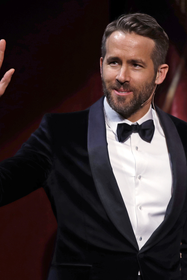 Стильный популярный актер Райан Рейнольдс