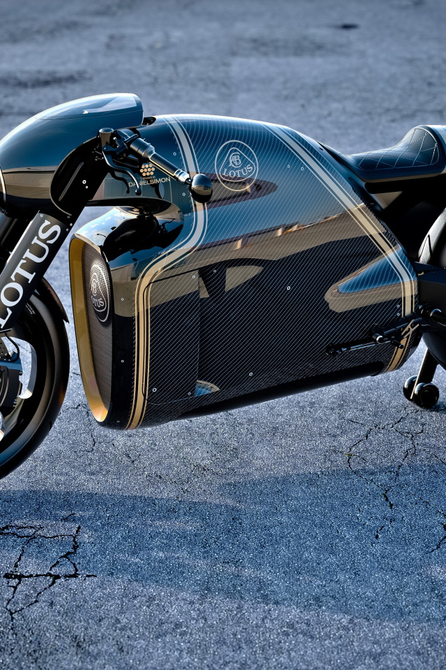 Черный мотоцикл Lotus C-01 на асфальте